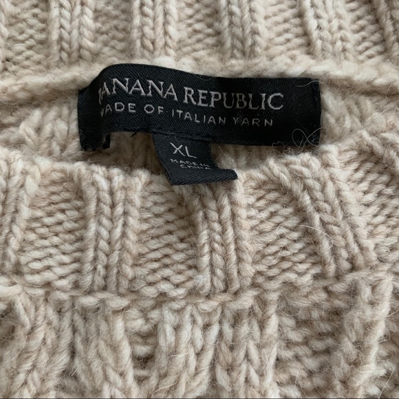 Softest banana republic sweater with fringe - Picture 3 of 3